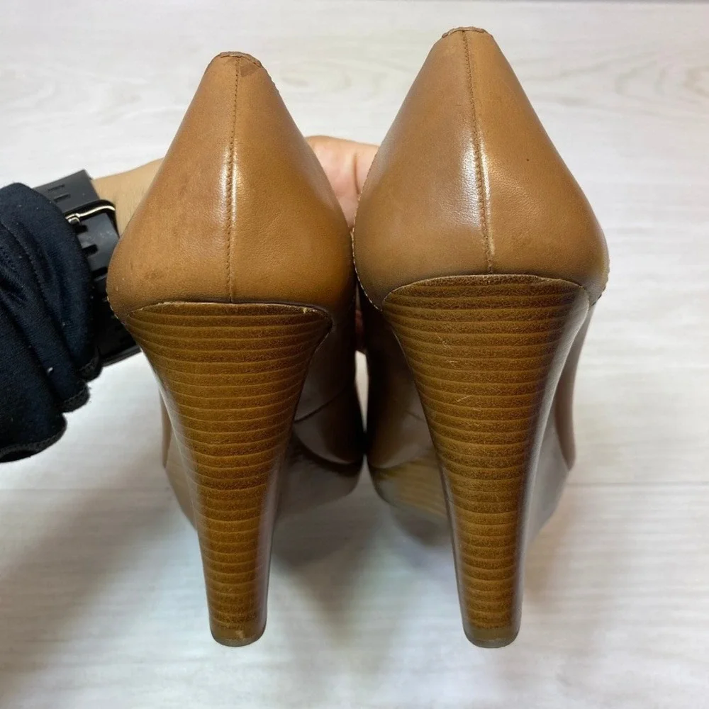 Michael Kors Womens 7M Wedge Heels Peep Toe Tan Leather Gold Logo Padlock Charm